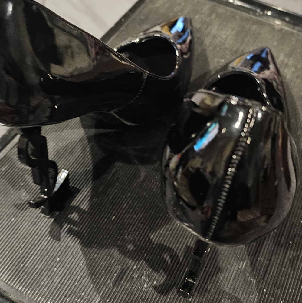 Saint laurent Patton leather Pumps. With logo heels